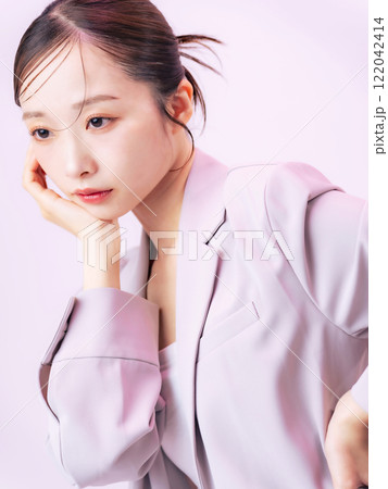 ジャケットを着た女性のファッションイメージ　コスメ　美容　スキンケア 122042414
