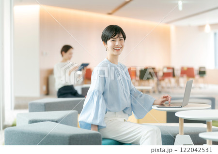 フリーオフィスで仕事をするビジネスウーマン 122042531