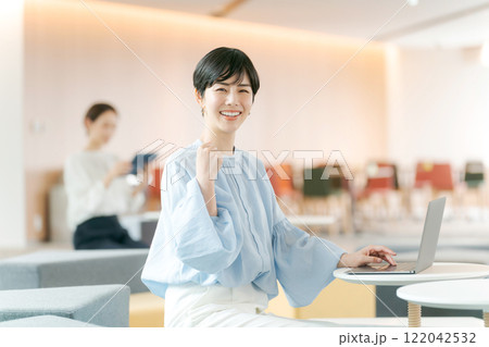 フリーオフィスで仕事をするビジネスウーマン フリーオフィスで仕事をするビジネスウーマン 122042532