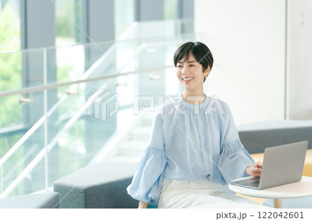 フリーオフィスで仕事をするビジネスウーマン 122042601