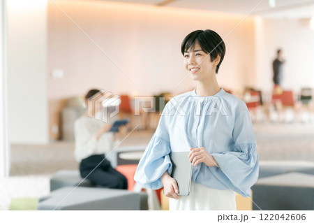 フリーオフィスで仕事をするビジネスウーマン 122042606