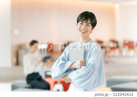 フリーオフィスで仕事をするビジネスウーマン 122042612