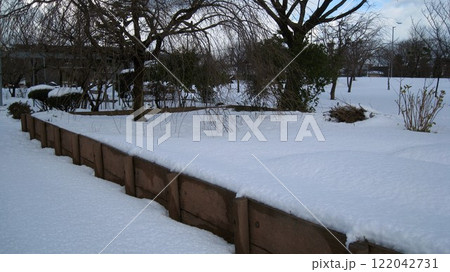 冬の晴れ間の雪積もって真っ白な公園 122042731