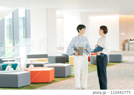 オフィスで働く女性のポートレート 122042775