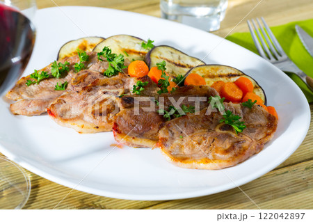Barbecued lamb chops with aubergine 122042897