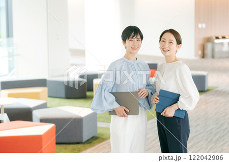 オフィスで働く女性のポートレート オフィスで働く女性のポートレート 122042906