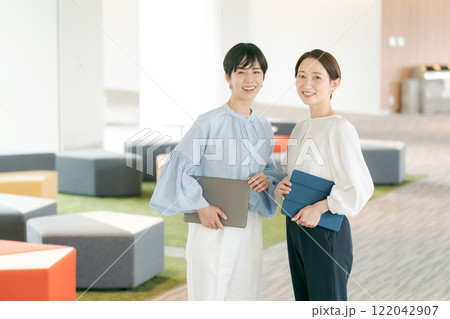 オフィスで働く女性のポートレート 122042907