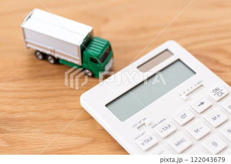 トラックと電卓 122043679