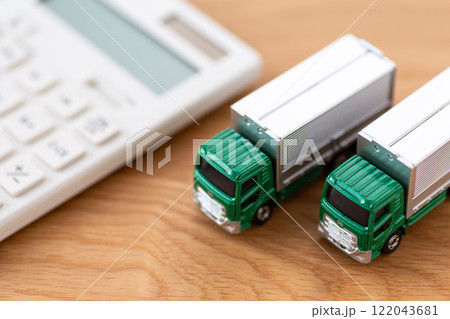 トラックと電卓 122043681