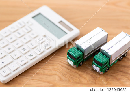 トラックと電卓 122043682