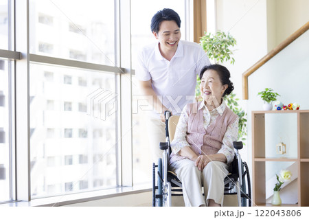介護イメージ　高齢者に寄り添う介護士 122043806