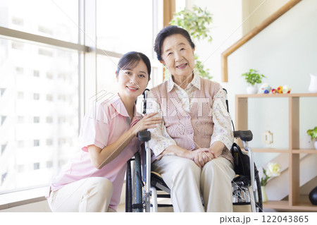 介護イメージ　高齢者に寄り添う介護士 122043865