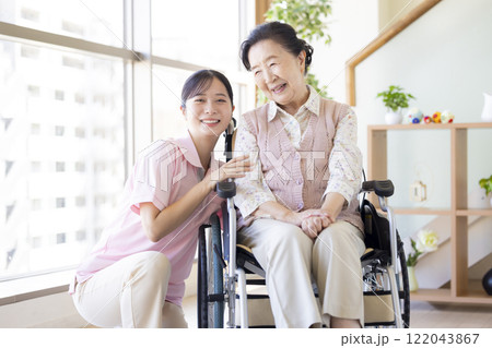 介護イメージ　高齢者に寄り添う介護士 122043867