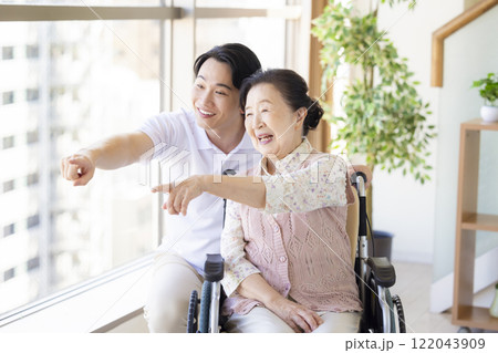 介護イメージ　高齢者に寄り添う介護士 122043909
