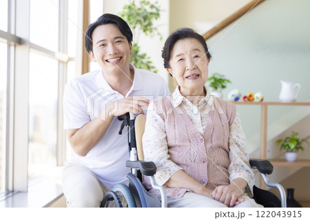 介護イメージ　高齢者に寄り添う介護士 122043915
