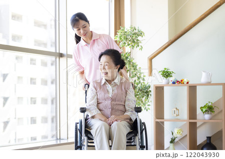 介護イメージ　高齢者に寄り添う介護士 122043930