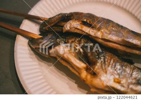 串刺し焼き魚のクローズアップ 122044621