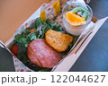 お弁当に詰められた朝ご飯 122044627