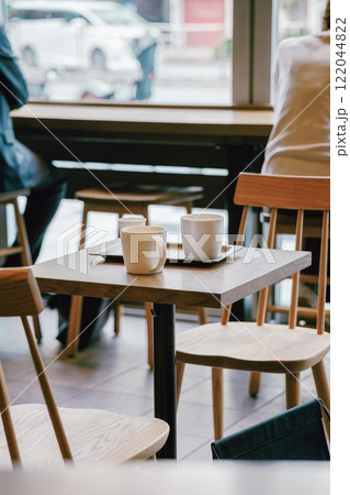 カフェの机の上のマグカップ カフェの机の上のマグカップ 122044822