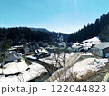 高台から見た雪積もる日本家屋 122044823