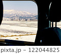 車からの田舎の冬景色 122044825