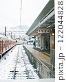 冬の線路と電車と雪景色 122044828