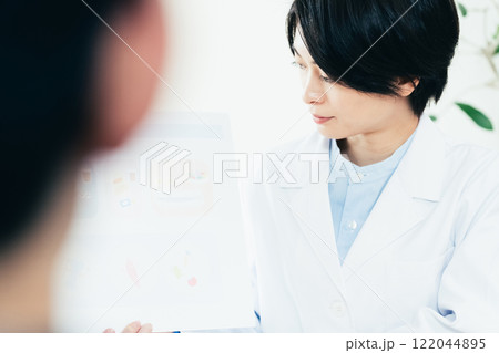 栄養指導をする栄養士の女性 122044895