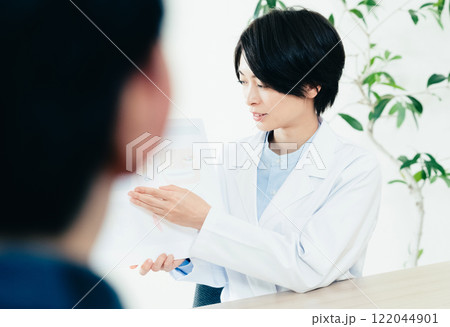 栄養指導をする栄養士の女性 栄養指導をする栄養士の女性 122044901