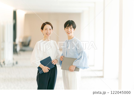 オフィスで働く女性のポートレート オフィスで働く女性のポートレート 122045000