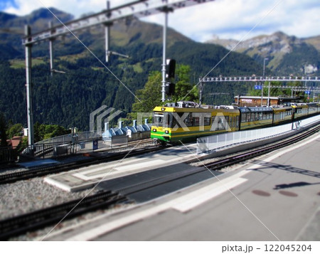 スイス ヴェンゲルンアルプ鉄道 ジオラマ風 スイス ヴェンゲルンアルプ鉄道 ジオラマ風 122045204
