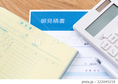 見積もり書と請求書と電卓 122045219