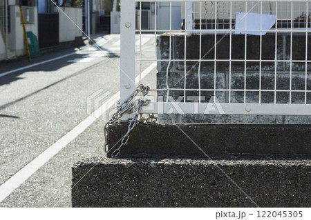 チェーンのついたフェンス	 122045305