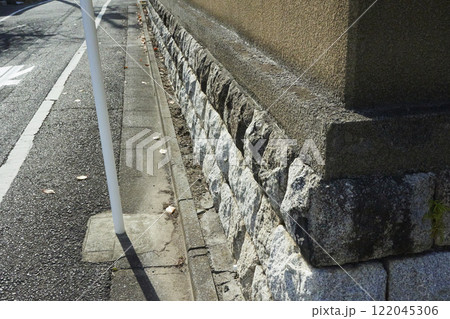 住宅街 石の外壁	 122045306