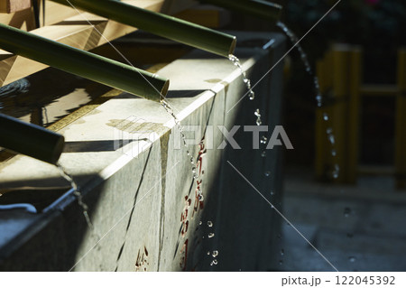 陽が差す神社の手水鉢	 122045392