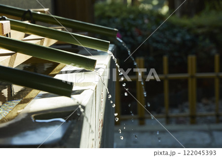 陽が差す神社の手水鉢 陽が差す神社の手水鉢 122045393