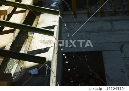 陽が差す神社の手水鉢 陽が差す神社の手水鉢 122045394