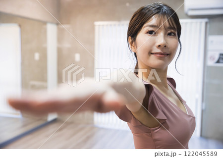 フィットネスジムでヨガをやる若い女性 122045589