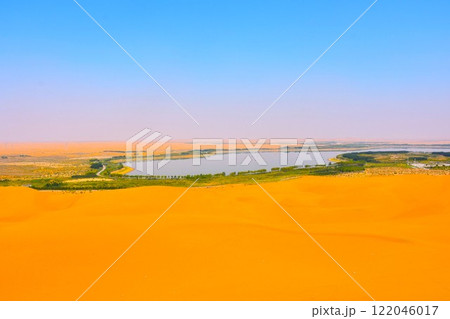 広大な砂漠と湖 122046017