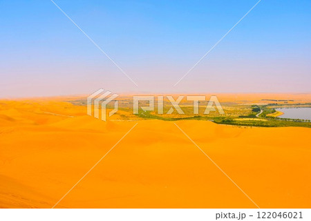広大な砂漠と湖 122046021