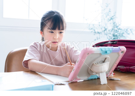 タブレットで勉強をする女の子 タブレットで勉強をする女の子 122046897