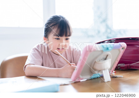 タブレットで勉強をする女の子 タブレットで勉強をする女の子 122046900