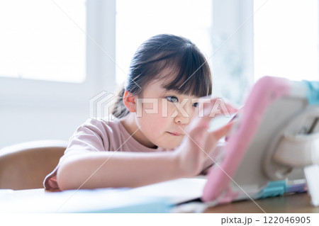タブレットで勉強をする女の子 122046905