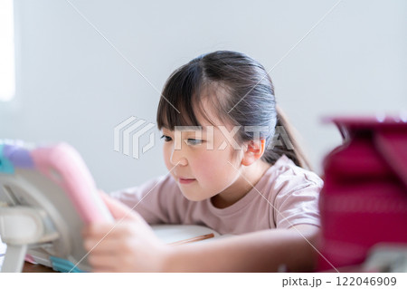 タブレットで勉強をする女の子 タブレットで勉強をする女の子 122046909