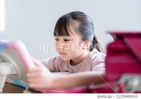 タブレットで勉強をする女の子 122046910