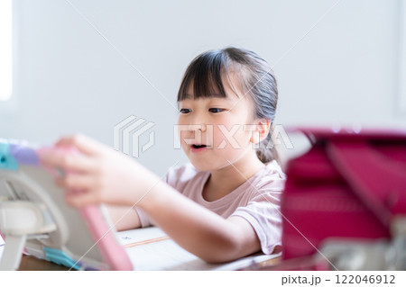 タブレットで勉強をする女の子 122046912