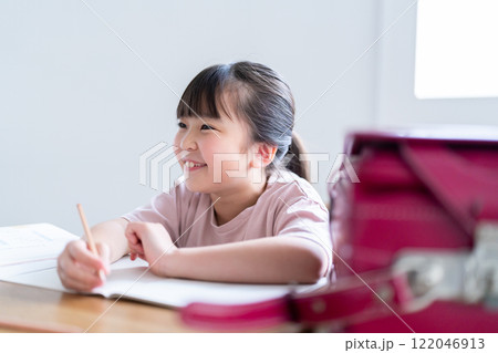 勉強をする小学生 122046913