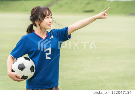 目標を指差すサッカーするファン・サポーターの日本人女性 目標を指差すサッカーするファン・サポーターの日本人女性 122047154