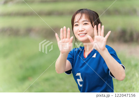 サッカー観戦で得点してハイタッチする笑顔のサッカーファン・サポーター サッカー観戦で得点してハイタッチする笑顔のサッカーファン・サポーター 122047156