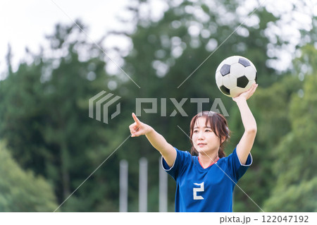 スローインしようとするフットサル・女子サッカー選手 スローインしようとするフットサル・女子サッカー選手 122047192