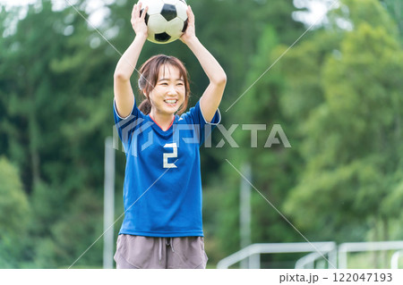 スローインしようとするフットサル・女子サッカー選手 122047193